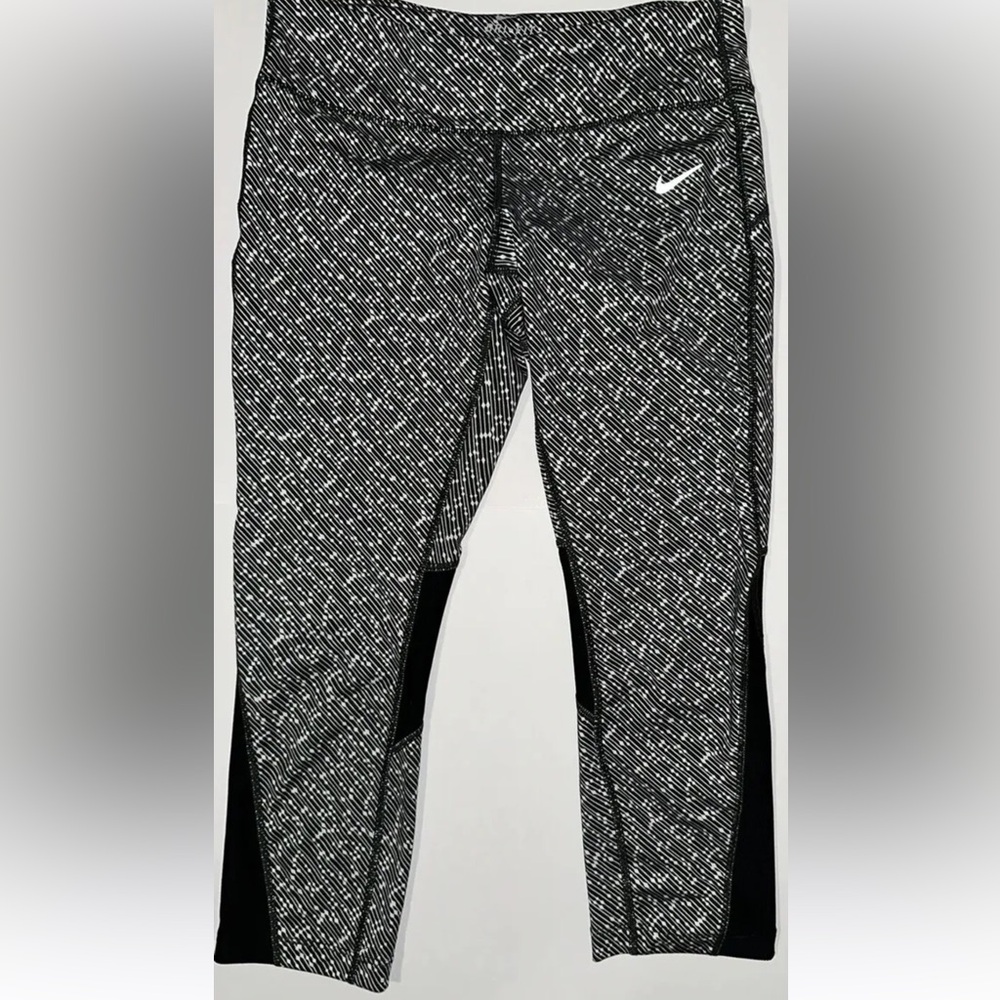 Nike Dri-fit running Legging 21’ crop capri Black/White Pocket/drawstring size L